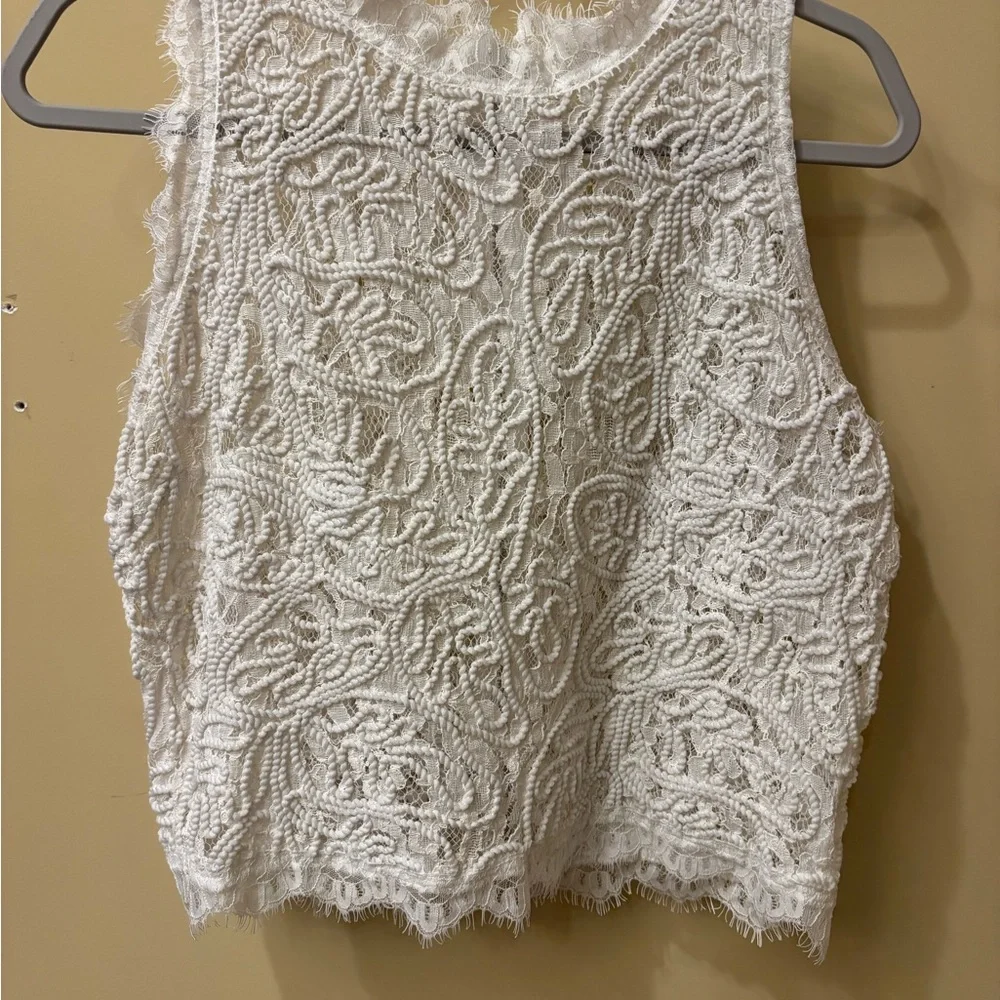 Elegant White Lace Sleeveless Top - Picture 2 of 3